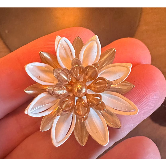 VINTAGE SARAH COV FLOWER CLIP ON EARRINGS - Picture 2 of 3